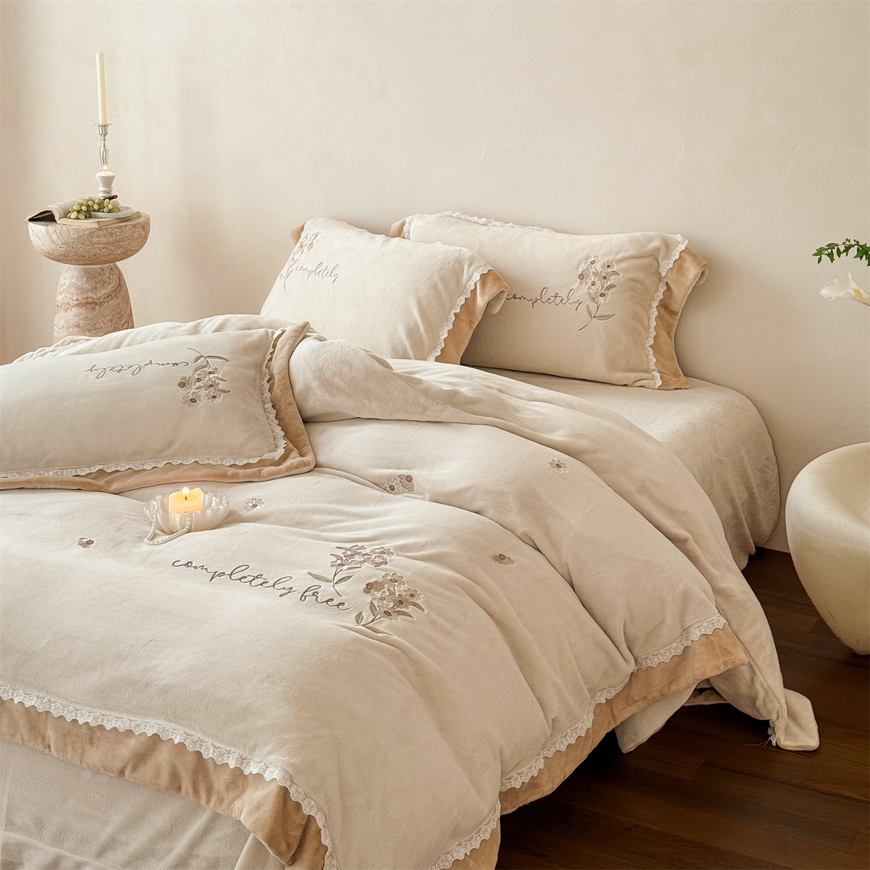 91家纺网 家纺一手货源 找家纺 泽西家纺+V17798841158发大图 2025新品秋冬加厚保暖240克奶肤绒小清新花边宽边刺绣牛奶绒四件套-雏菊轻语 雏菊轻语-浅杏