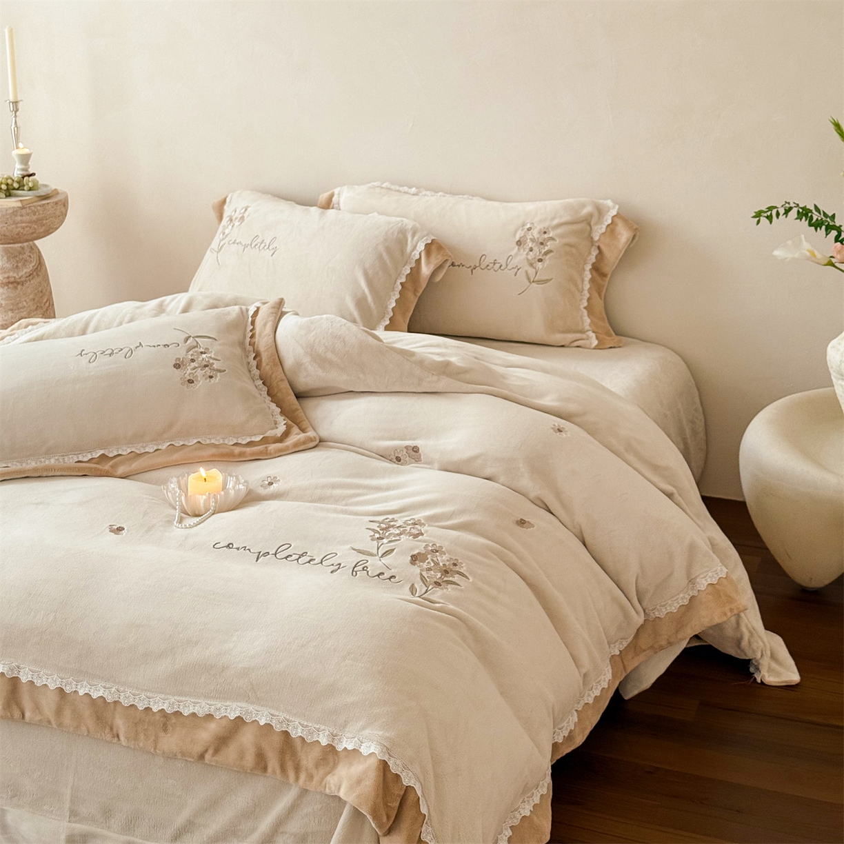 91家纺网 家纺一手货源 找家纺 泽西家纺+V17798841158发大图 2025新品秋冬加厚保暖240克奶肤绒小清新花边宽边刺绣牛奶绒四件套-雏菊轻语 雏菊轻语-浅杏