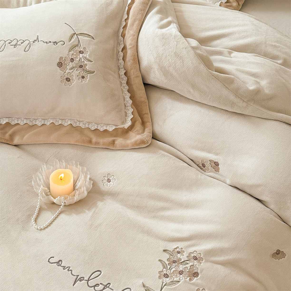 91家纺网 家纺一手货源 找家纺 泽西家纺+V17798841158发大图 2025新品秋冬加厚保暖240克奶肤绒小清新花边宽边刺绣牛奶绒四件套-雏菊轻语 雏菊轻语-浅杏