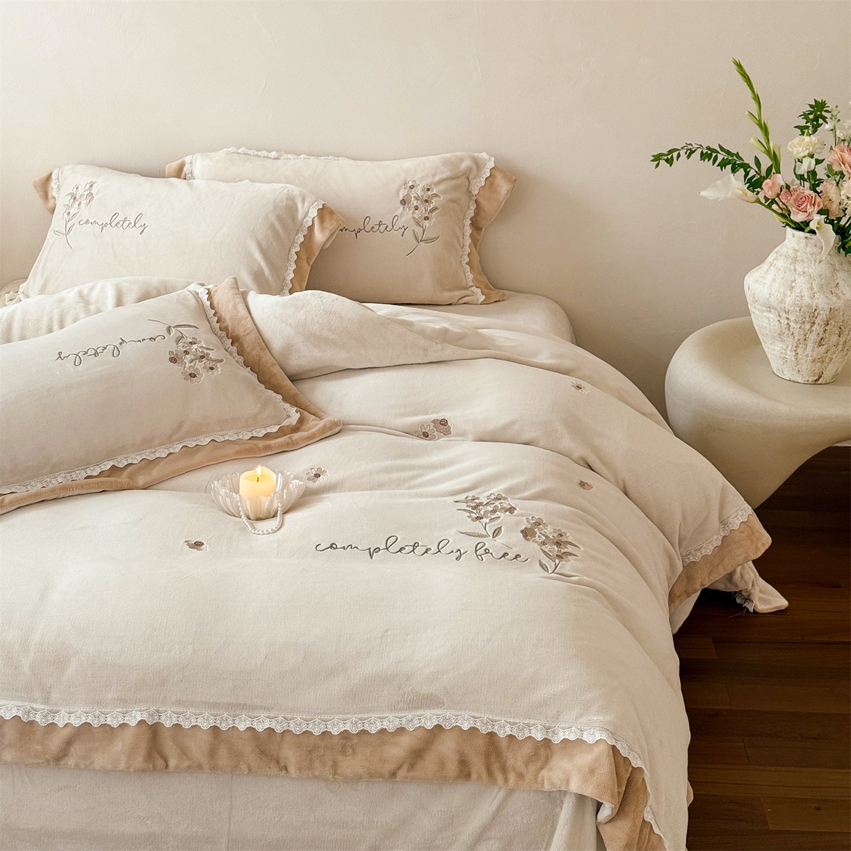 91家纺网 家纺一手货源 找家纺 泽西家纺+V17798841158发大图 2025新品秋冬加厚保暖240克奶肤绒小清新花边宽边刺绣牛奶绒四件套-雏菊轻语 雏菊轻语-浅杏