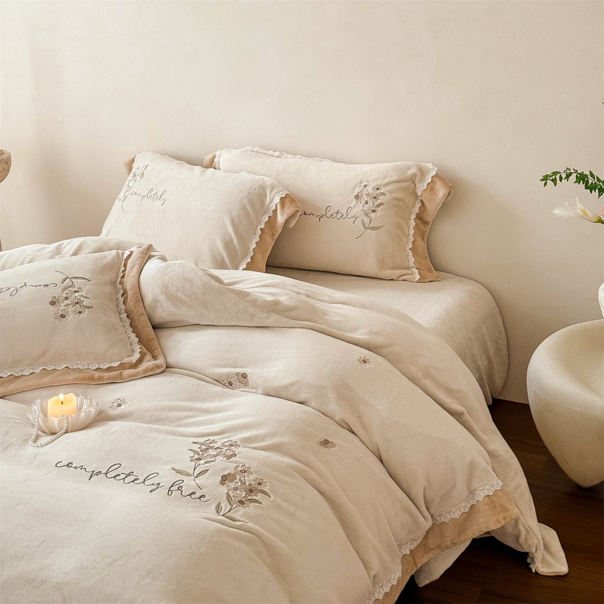 91家纺网 家纺一手货源 找家纺 泽西家纺+V17798841158发大图 2025新品秋冬加厚保暖240克奶肤绒小清新花边宽边刺绣牛奶绒四件套-雏菊轻语 雏菊轻语-浅杏