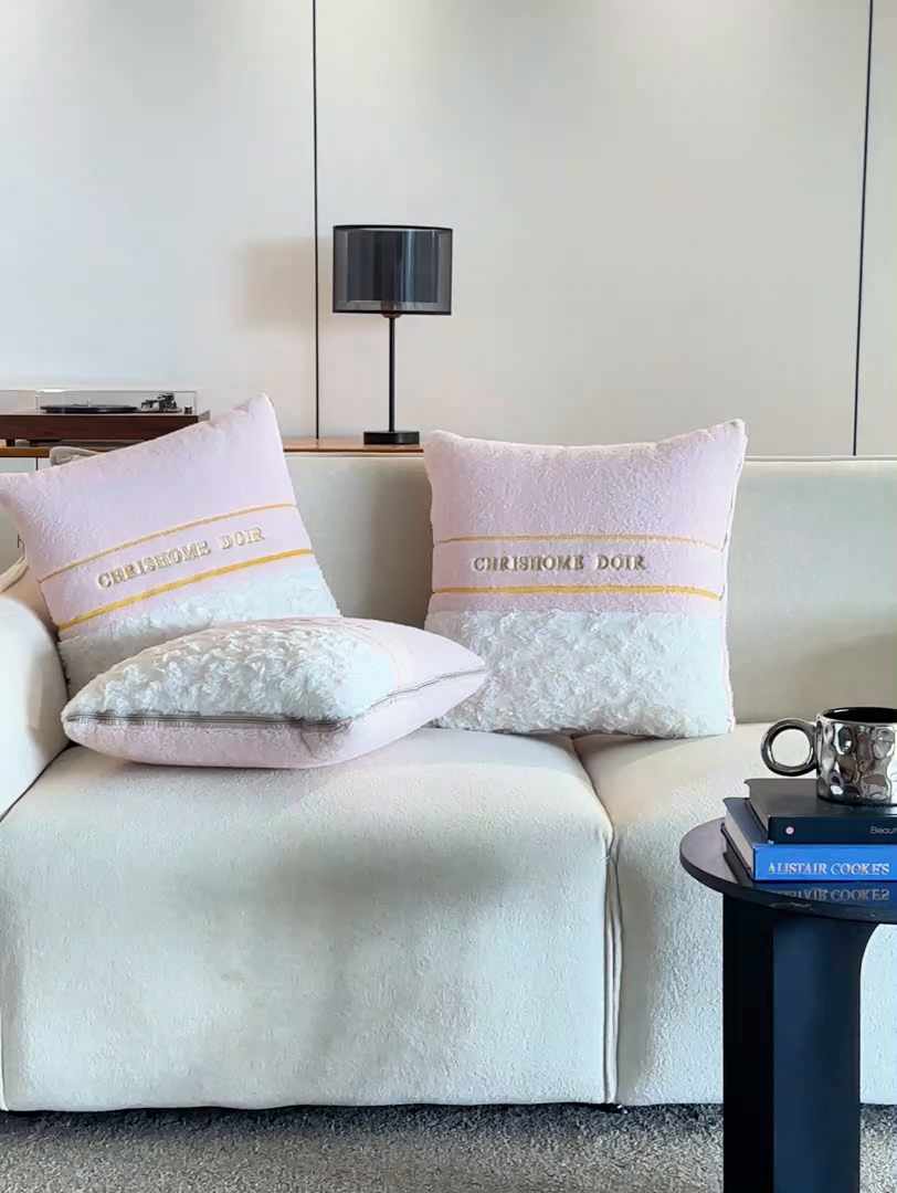 91家纺网 家纺一手货源 找家纺 （总）金喜 2025新款轻奢小香风牛奶绒抱枕靠枕牛奶绒盖毯多功能抱枕被拼色字母款