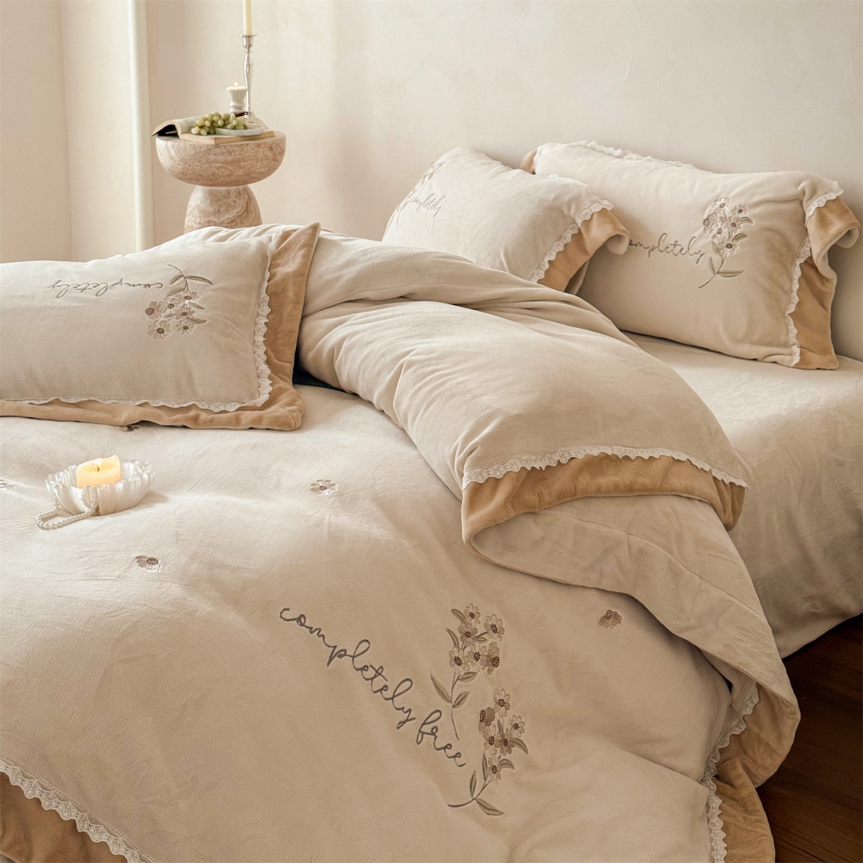 91家纺网 家纺一手货源 找家纺 泽西家纺+V17798841158发大图 2025新品秋冬加厚保暖240克奶肤绒小清新花边宽边刺绣牛奶绒四件套-雏菊轻语 雏菊轻语-浅杏