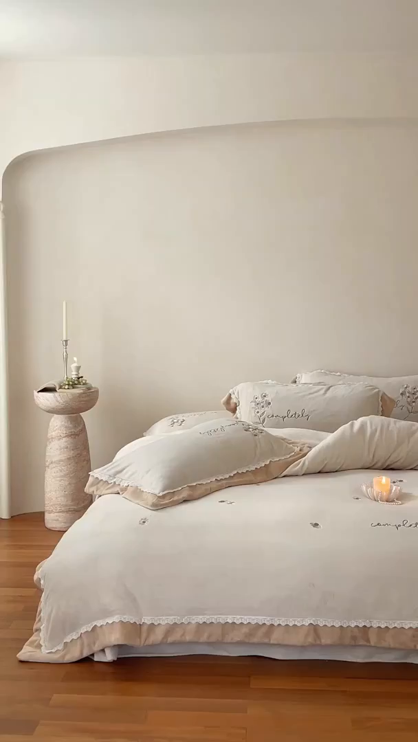 91家纺网 家纺一手货源 找家纺 泽西家纺+V17798841158发大图 2025新品秋冬加厚保暖240克奶肤绒小清新花边宽边刺绣牛奶绒四件套-雏菊轻语 雏菊轻语-浅杏