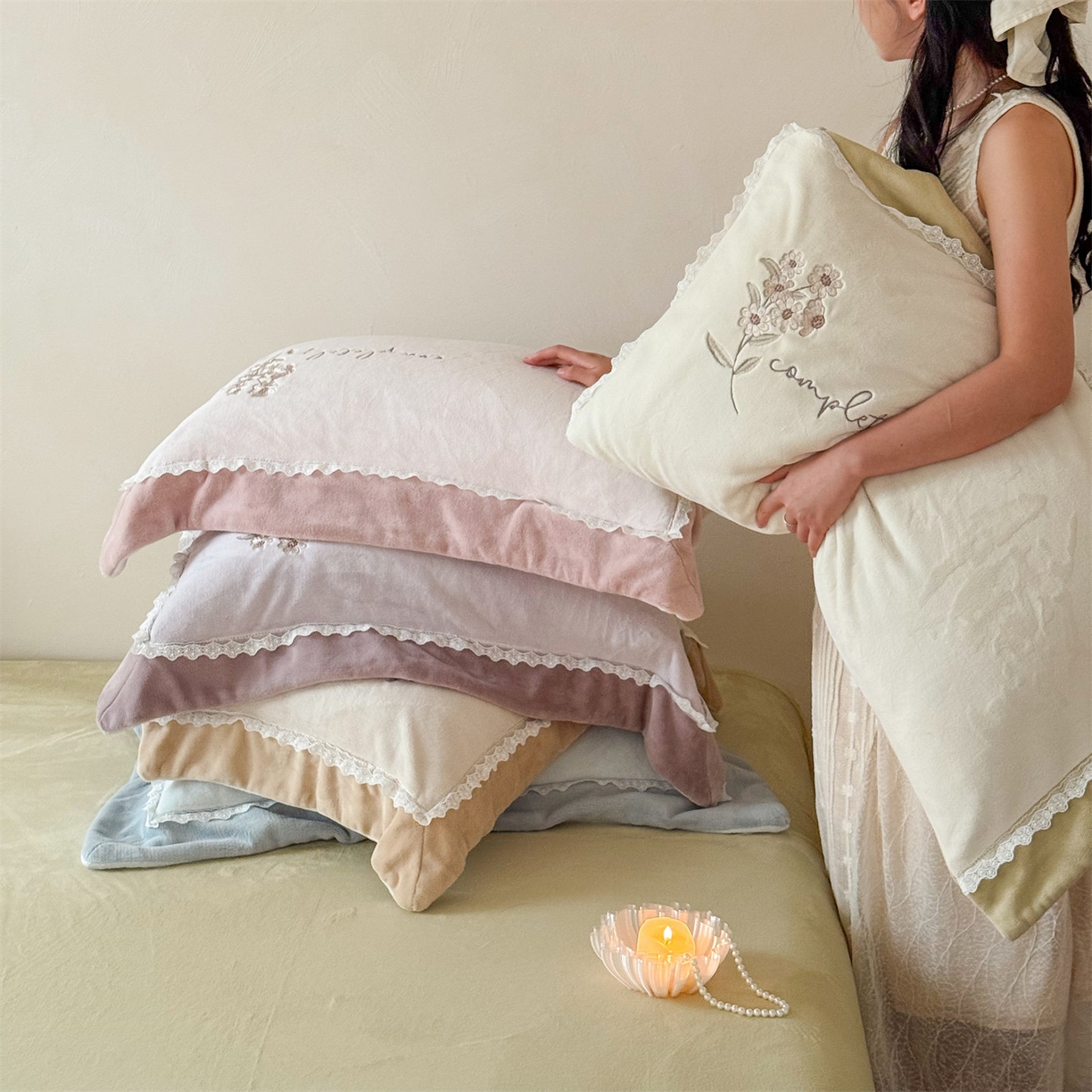 91家纺网 家纺一手货源 找家纺 泽西家纺+V17798841158发大图 2025新品秋冬加厚保暖240克奶肤绒小清新花边宽边刺绣牛奶绒四件套-雏菊轻语 组合