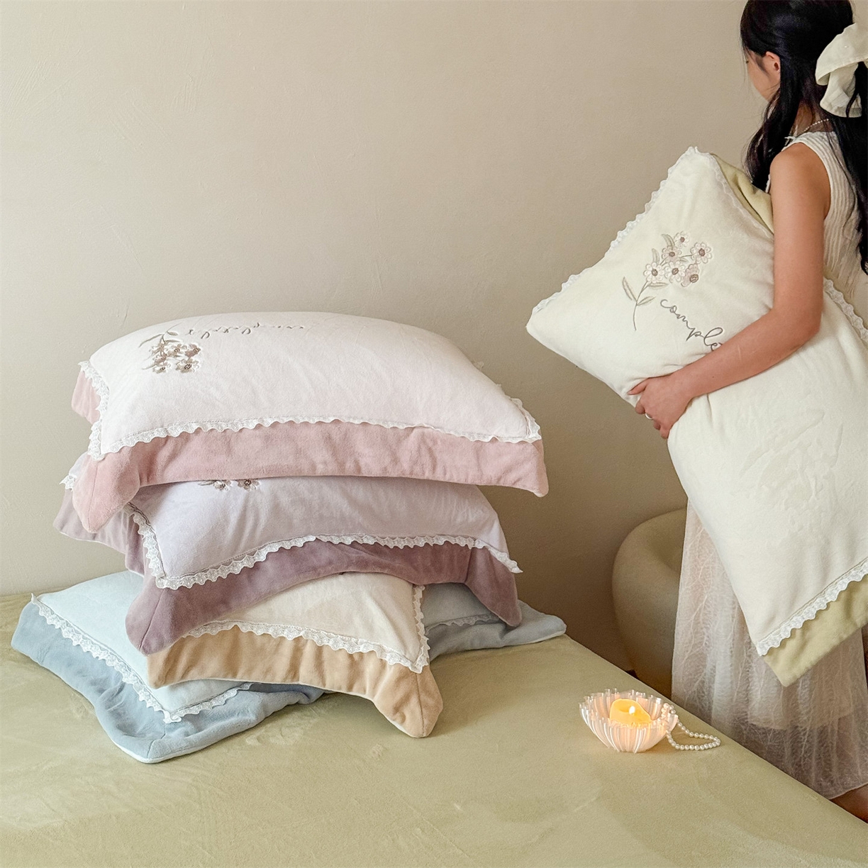 91家纺网 家纺一手货源 找家纺 泽西家纺+V17798841158发大图 2025新品秋冬加厚保暖240克奶肤绒小清新花边宽边刺绣牛奶绒四件套-雏菊轻语 组合