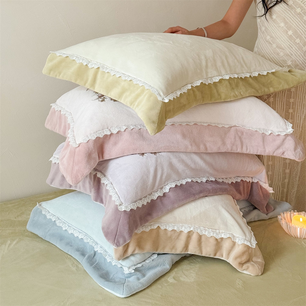 91家纺网 家纺一手货源 找家纺 泽西家纺+V17798841158发大图 2025新品秋冬加厚保暖240克奶肤绒小清新花边宽边刺绣牛奶绒四件套-雏菊轻语 组合