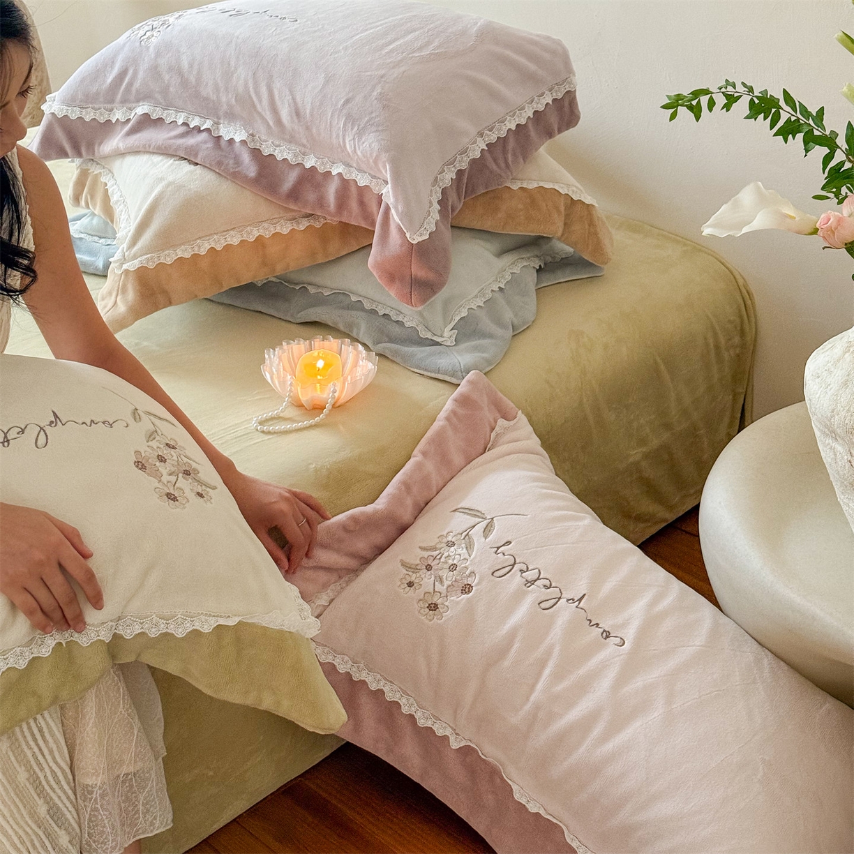 91家纺网 家纺一手货源 找家纺 泽西家纺+V17798841158发大图 2025新品秋冬加厚保暖240克奶肤绒小清新花边宽边刺绣牛奶绒四件套-雏菊轻语 组合