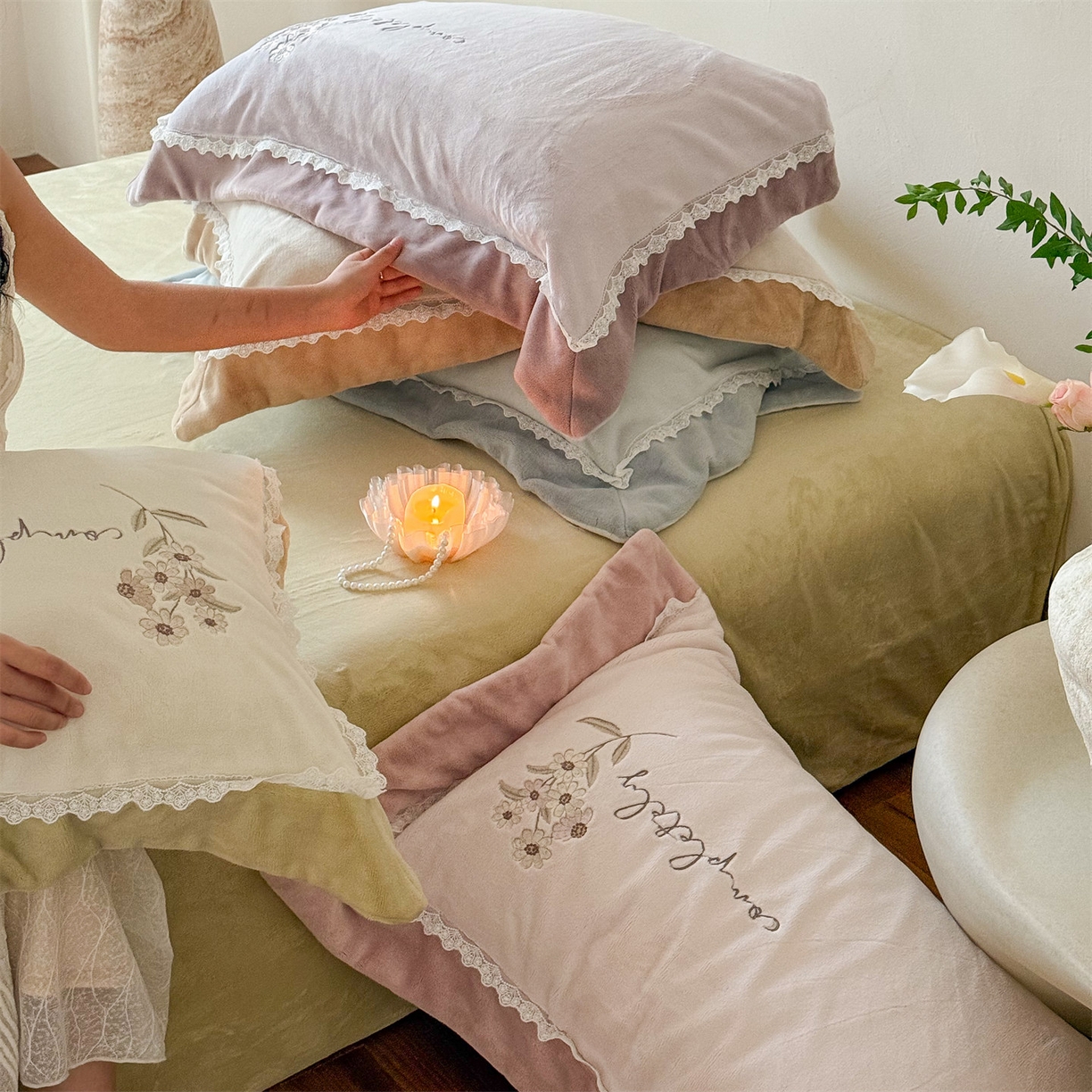 91家纺网 家纺一手货源 找家纺 泽西家纺+V17798841158发大图 2025新品秋冬加厚保暖240克奶肤绒小清新花边宽边刺绣牛奶绒四件套-雏菊轻语 组合