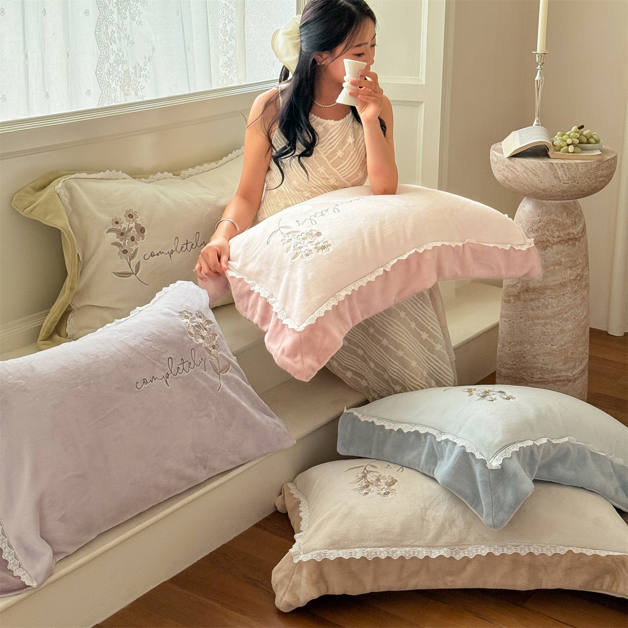 91家纺网 家纺一手货源 找家纺 泽西家纺+V17798841158发大图 2025新品秋冬加厚保暖240克奶肤绒小清新花边宽边刺绣牛奶绒四件套-雏菊轻语 组合