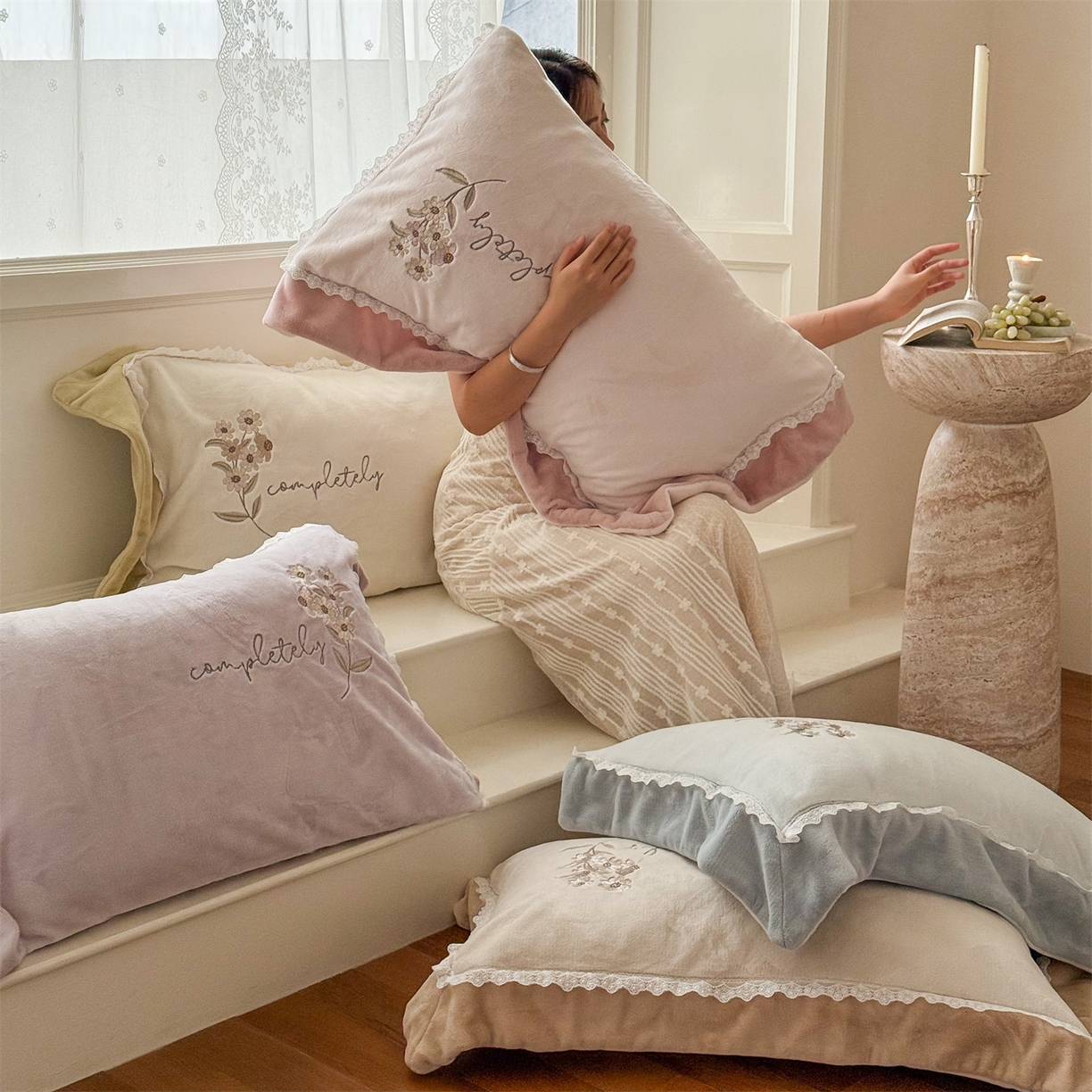 91家纺网 家纺一手货源 找家纺 泽西家纺+V17798841158发大图 2025新品秋冬加厚保暖240克奶肤绒小清新花边宽边刺绣牛奶绒四件套-雏菊轻语 组合