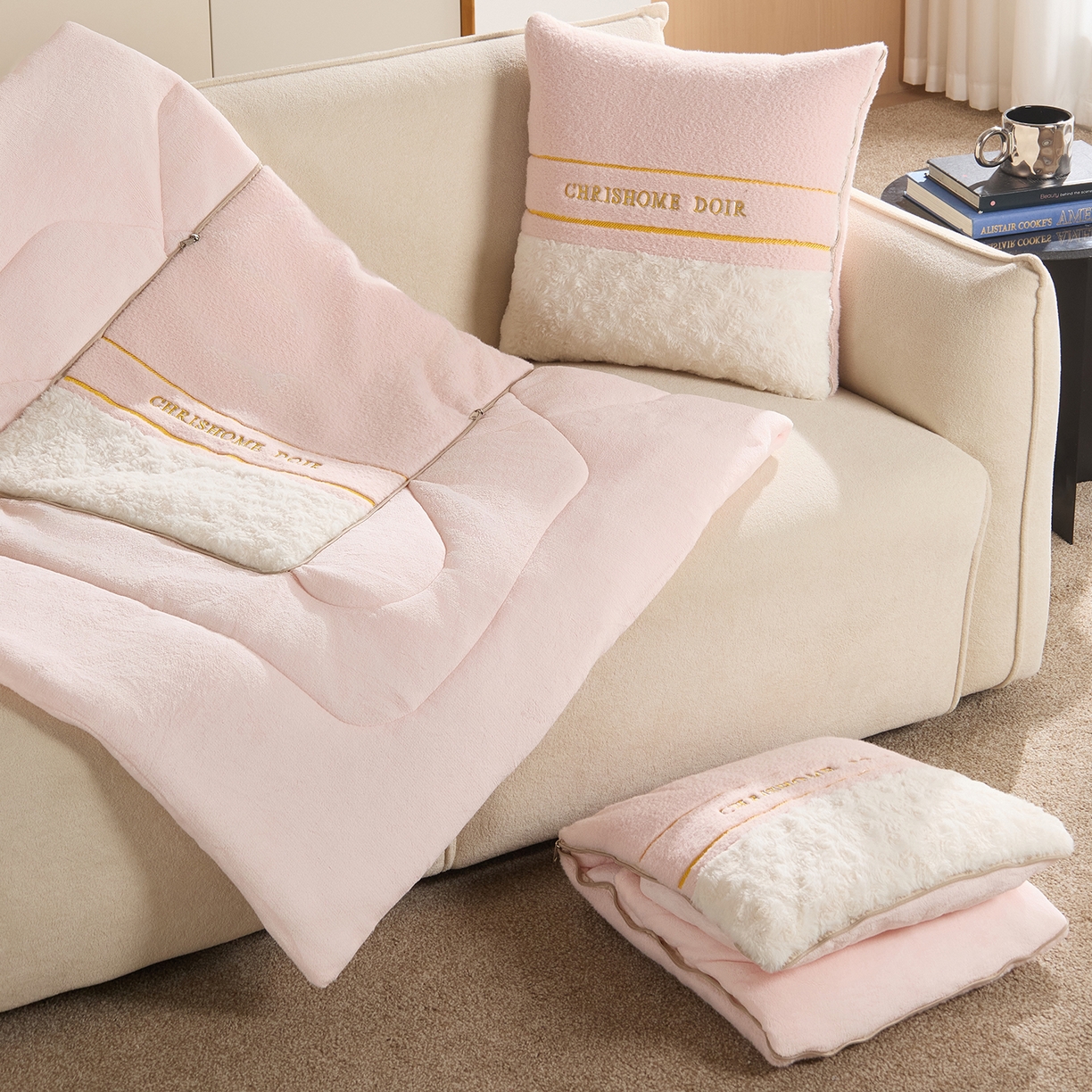 91家纺网 家纺一手货源 找家纺 金喜 2025新款轻奢小香风牛奶绒抱枕靠枕牛奶绒盖毯多功能抱枕被拼色字母款 拼接字母-粉白