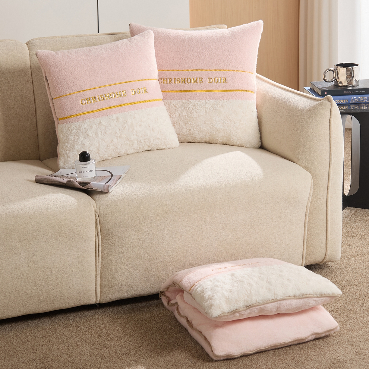 91家纺网 家纺一手货源 找家纺 金喜 2025新款轻奢小香风牛奶绒抱枕靠枕牛奶绒盖毯多功能抱枕被拼色字母款 拼接字母-粉白