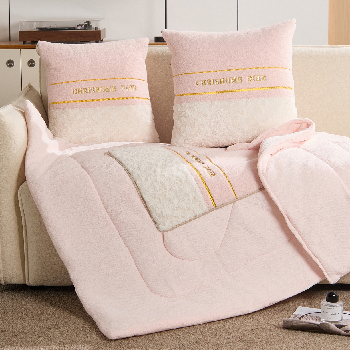 91家纺网 家纺一手货源 找家纺 金喜 2025新款轻奢小香风牛奶绒抱枕靠枕牛奶绒盖毯多功能抱枕被拼色字母款 拼接字母-粉白