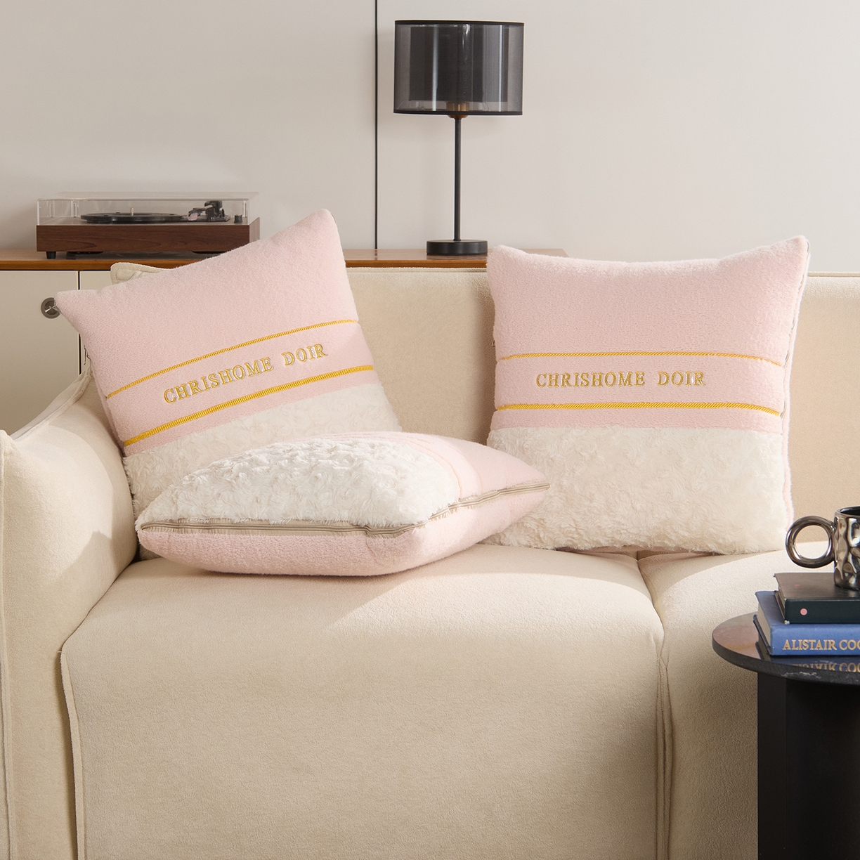 91家纺网 家纺一手货源 找家纺 金喜 2025新款轻奢小香风牛奶绒抱枕靠枕牛奶绒盖毯多功能抱枕被拼色字母款 拼接字母-粉白