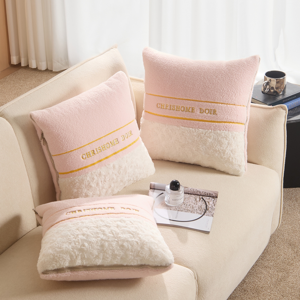 91家纺网 家纺一手货源 找家纺 金喜 2025新款轻奢小香风牛奶绒抱枕靠枕牛奶绒盖毯多功能抱枕被拼色字母款 拼接字母-粉白