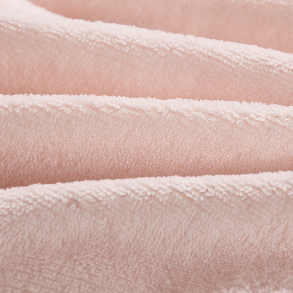 91家纺网 家纺一手货源 找家纺 金喜 2025新款轻奢小香风牛奶绒抱枕靠枕牛奶绒盖毯多功能抱枕被拼色字母款 拼接字母-粉白