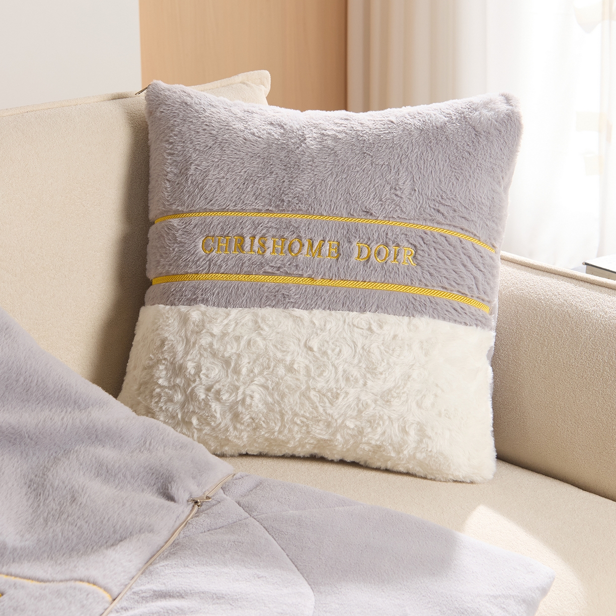 金喜 2025新款轻奢小香风牛奶绒抱枕靠枕牛奶绒盖毯多功能抱枕被拼色字母款 拼接字母-灰白