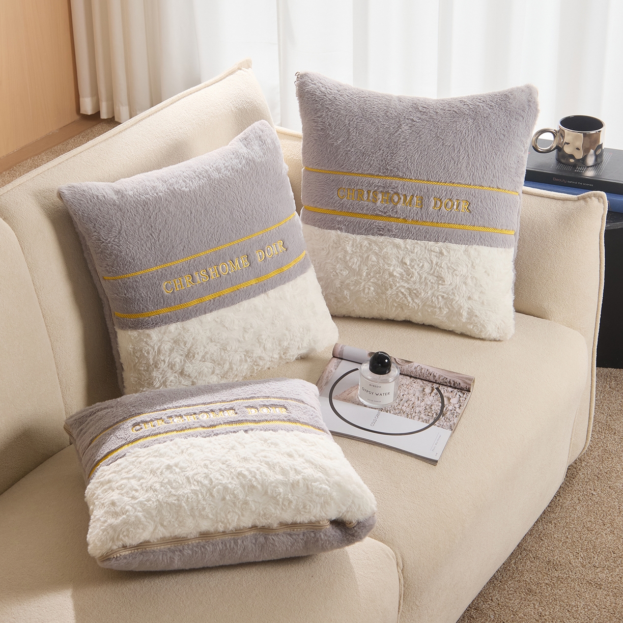 91家纺网 家纺一手货源 找家纺 金喜 2025新款轻奢小香风牛奶绒抱枕靠枕牛奶绒盖毯多功能抱枕被拼色字母款 拼接字母-灰白