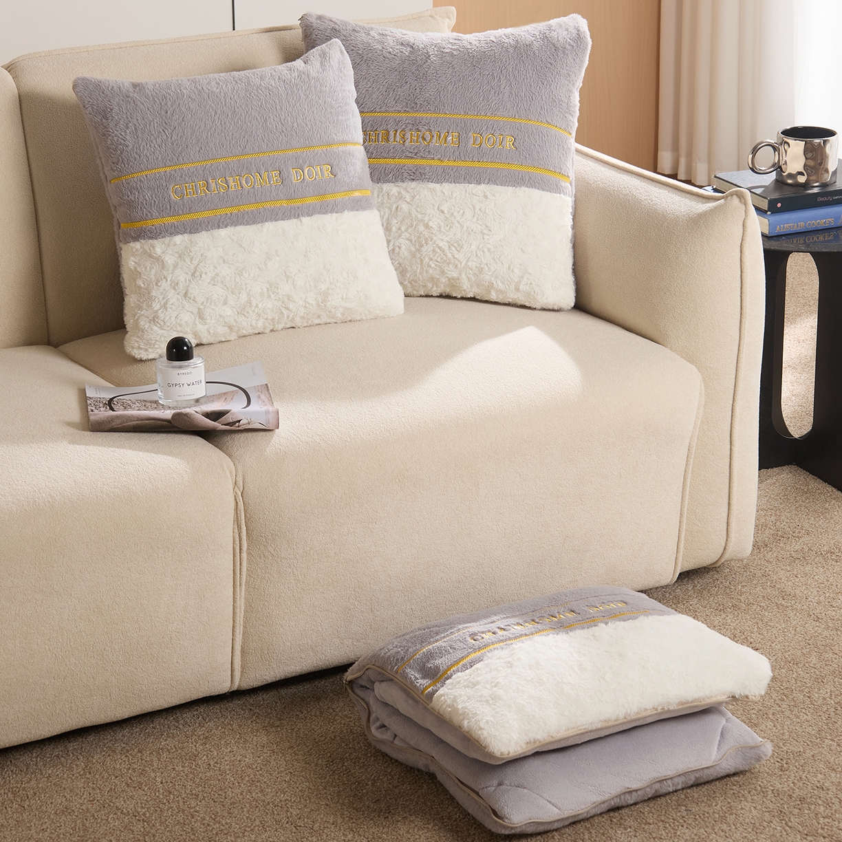 91家纺网 家纺一手货源 找家纺 金喜 2025新款轻奢小香风牛奶绒抱枕靠枕牛奶绒盖毯多功能抱枕被拼色字母款 拼接字母-灰白