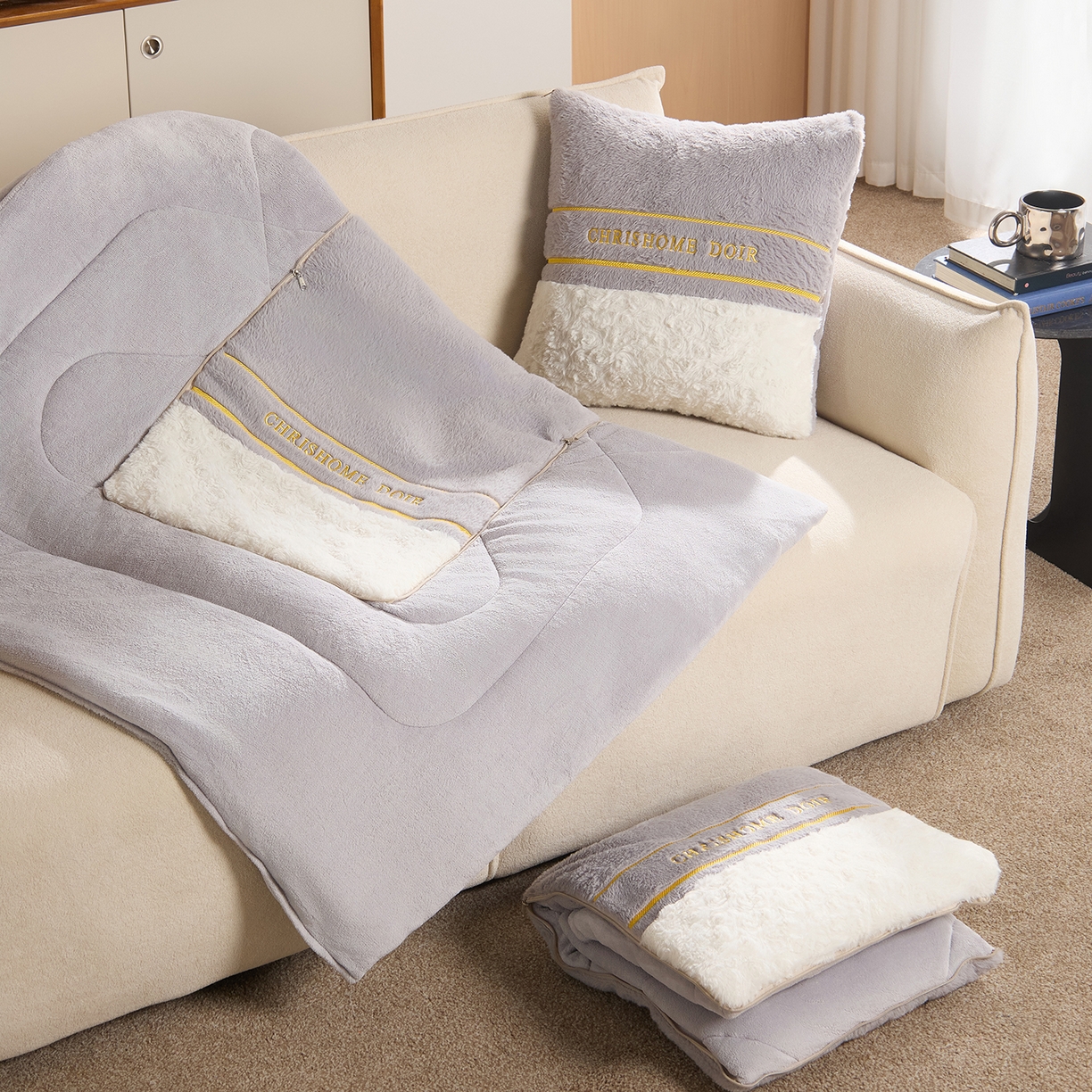 91家纺网 家纺一手货源 找家纺 金喜 2025新款轻奢小香风牛奶绒抱枕靠枕牛奶绒盖毯多功能抱枕被拼色字母款 拼接字母-灰白