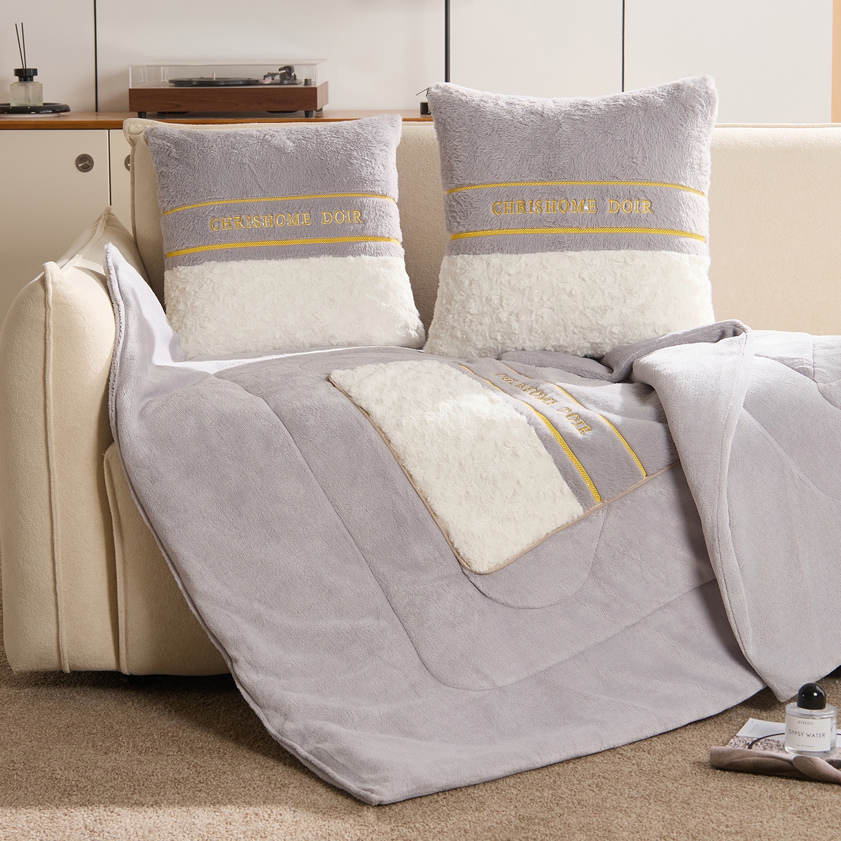 91家纺网 家纺一手货源 找家纺 金喜 2025新款轻奢小香风牛奶绒抱枕靠枕牛奶绒盖毯多功能抱枕被拼色字母款 拼接字母-灰白