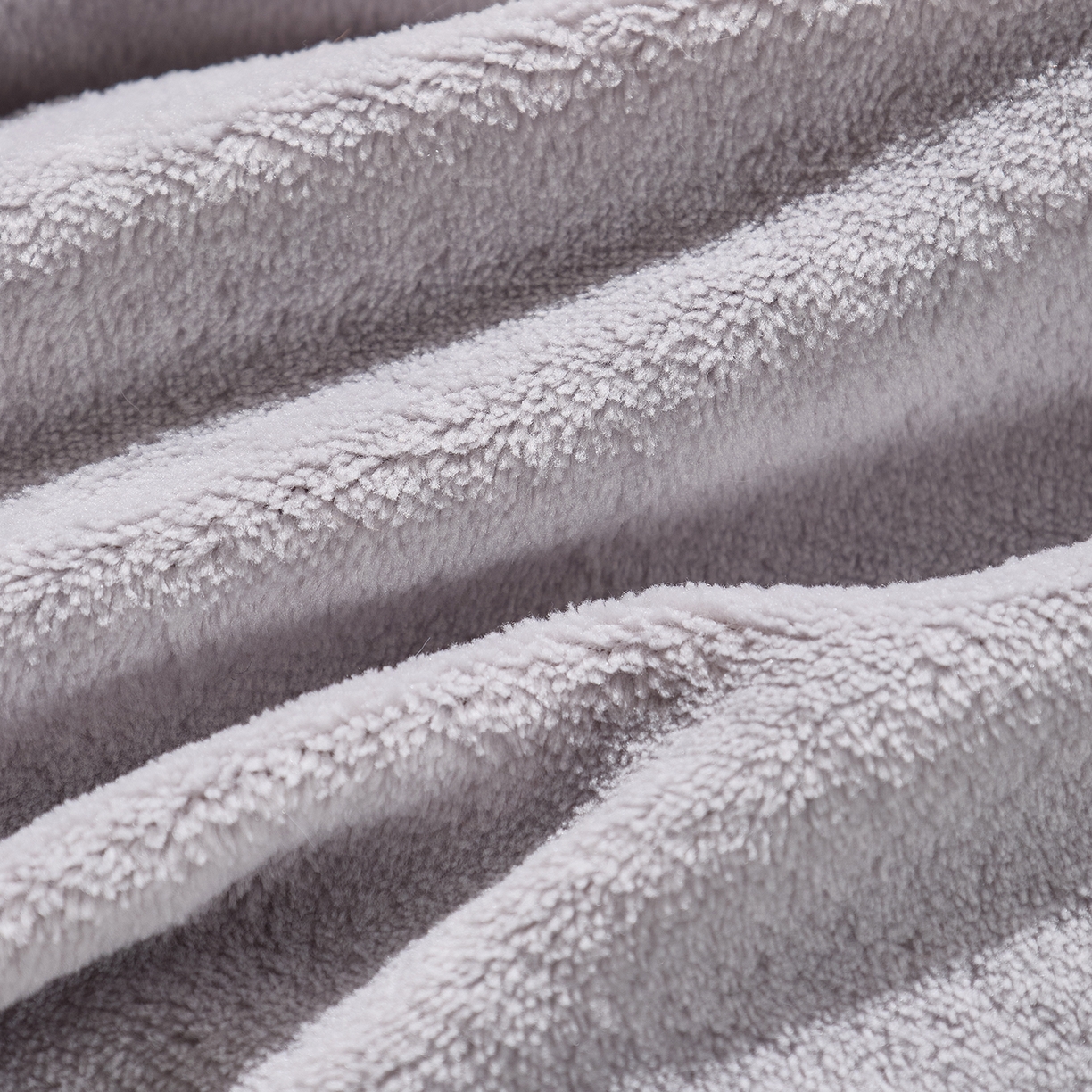 91家纺网 家纺一手货源 找家纺 金喜 2025新款轻奢小香风牛奶绒抱枕靠枕牛奶绒盖毯多功能抱枕被拼色字母款 拼接字母-灰白