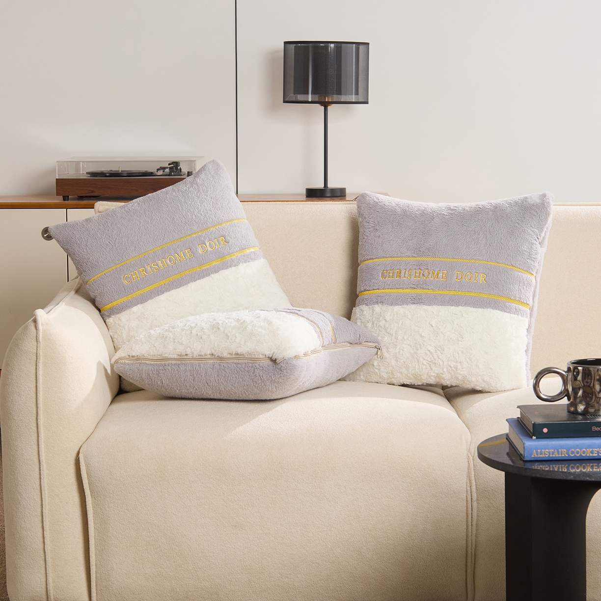 91家纺网 家纺一手货源 找家纺 金喜 2025新款轻奢小香风牛奶绒抱枕靠枕牛奶绒盖毯多功能抱枕被拼色字母款 拼接字母-灰白