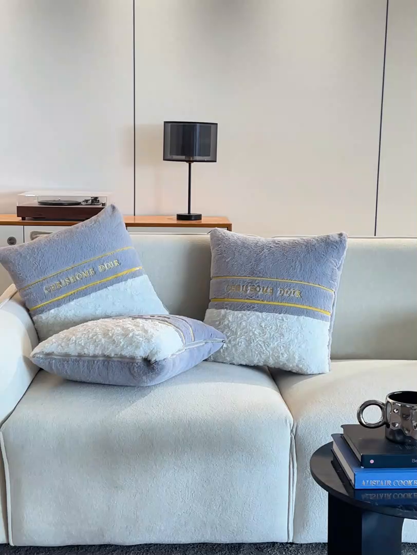 91家纺网 家纺一手货源 找家纺 金喜 2025新款轻奢小香风牛奶绒抱枕靠枕牛奶绒盖毯多功能抱枕被拼色字母款 拼接字母-灰白