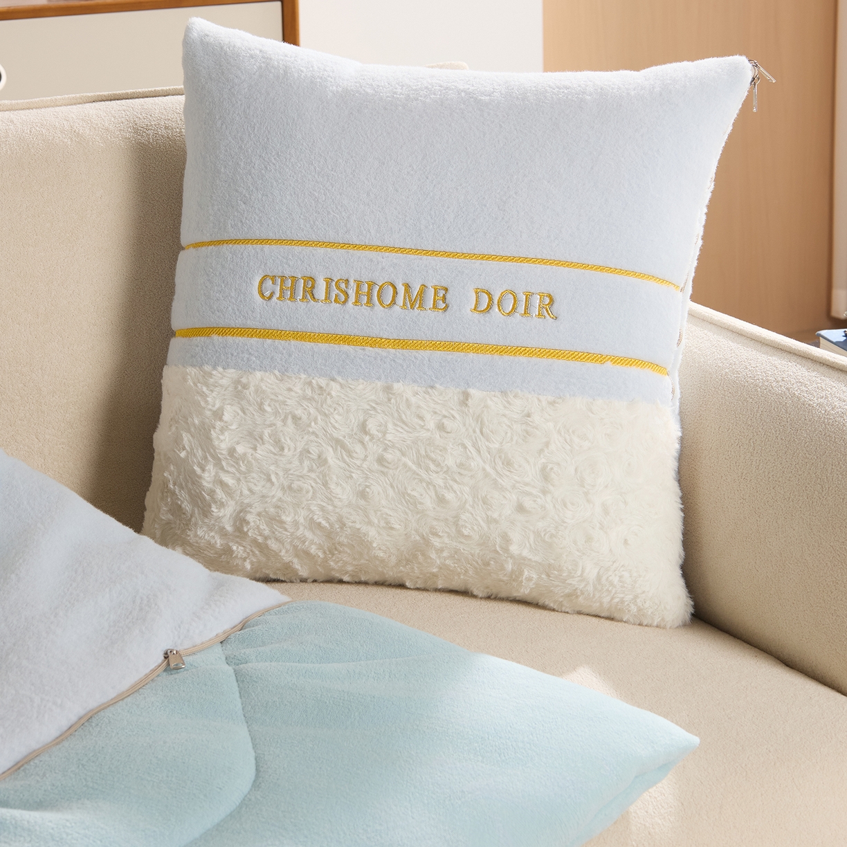 金喜 2025新款轻奢小香风牛奶绒抱枕靠枕牛奶绒盖毯多功能抱枕被拼色字母款 拼接字母-蓝白