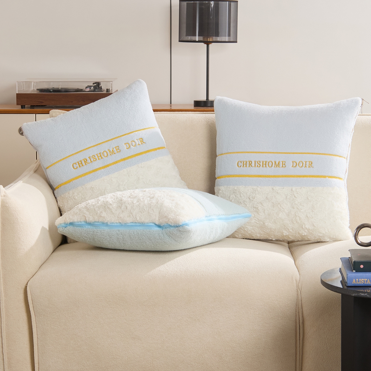 91家纺网 家纺一手货源 找家纺 金喜 2025新款轻奢小香风牛奶绒抱枕靠枕牛奶绒盖毯多功能抱枕被拼色字母款 拼接字母-蓝白