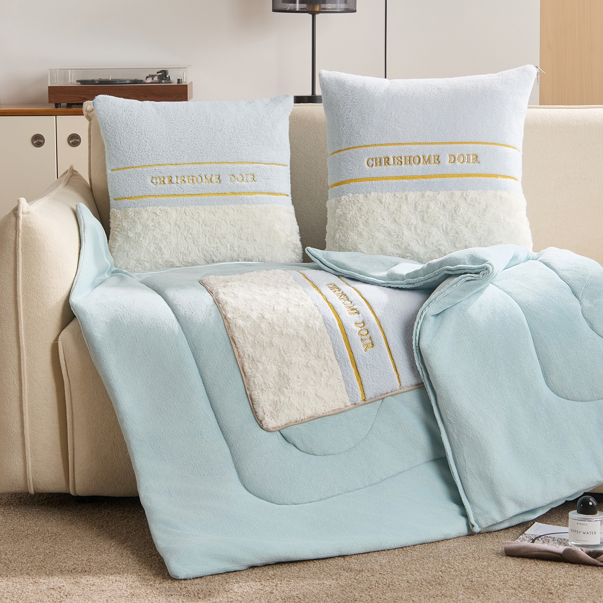 91家纺网 家纺一手货源 找家纺 金喜 2025新款轻奢小香风牛奶绒抱枕靠枕牛奶绒盖毯多功能抱枕被拼色字母款 拼接字母-蓝白