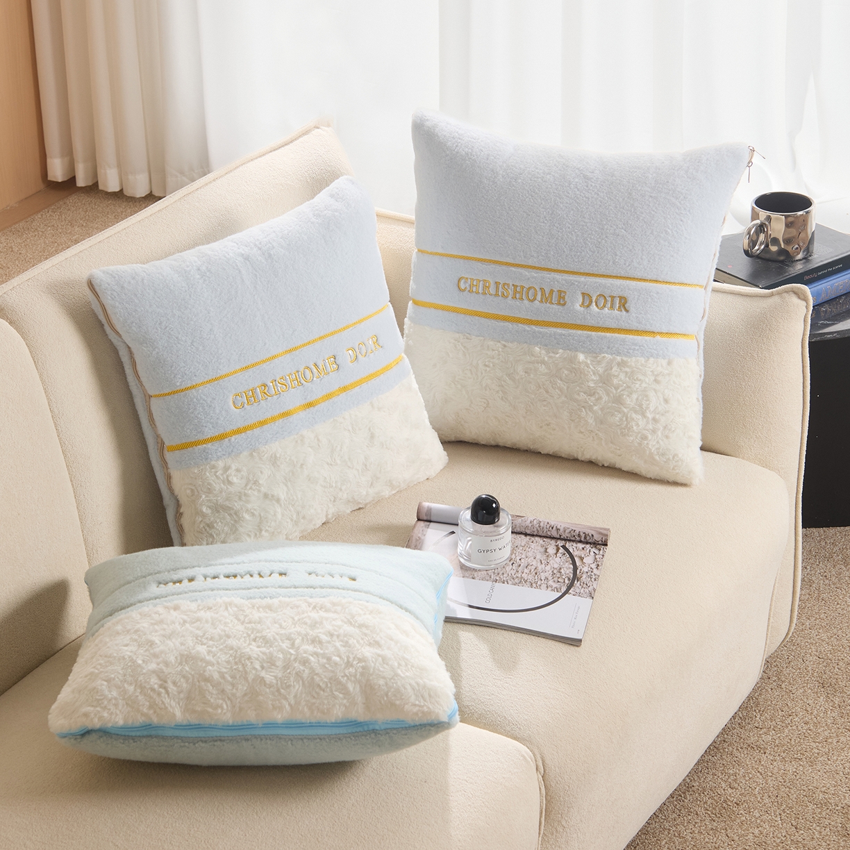 91家纺网 家纺一手货源 找家纺 金喜 2025新款轻奢小香风牛奶绒抱枕靠枕牛奶绒盖毯多功能抱枕被拼色字母款 拼接字母-蓝白