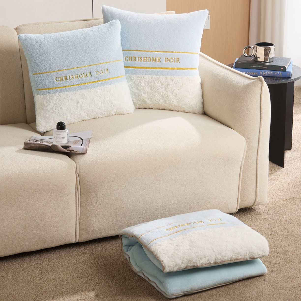 91家纺网 家纺一手货源 找家纺 金喜 2025新款轻奢小香风牛奶绒抱枕靠枕牛奶绒盖毯多功能抱枕被拼色字母款 拼接字母-蓝白