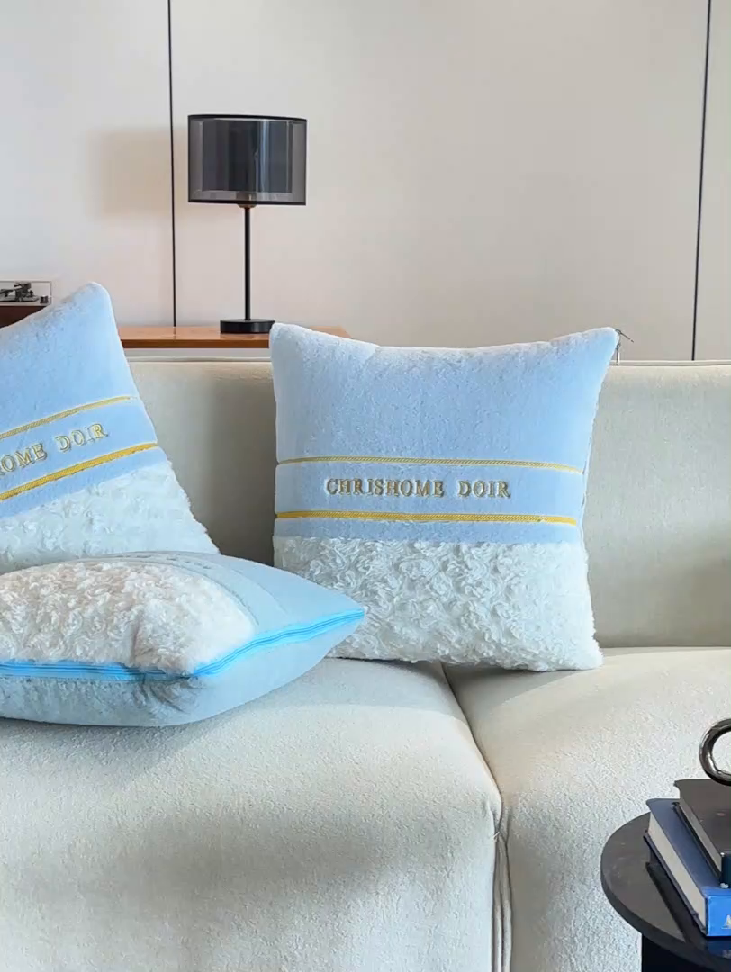 91家纺网 家纺一手货源 找家纺 金喜 2025新款轻奢小香风牛奶绒抱枕靠枕牛奶绒盖毯多功能抱枕被拼色字母款 拼接字母-蓝白