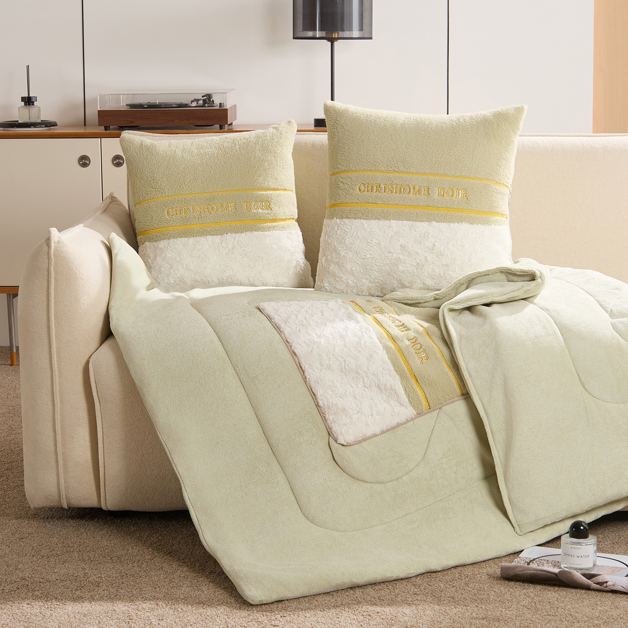 91家纺网 家纺一手货源 找家纺 金喜 2025新款轻奢小香风牛奶绒抱枕靠枕牛奶绒盖毯多功能抱枕被拼色字母款 拼接字母-绿白