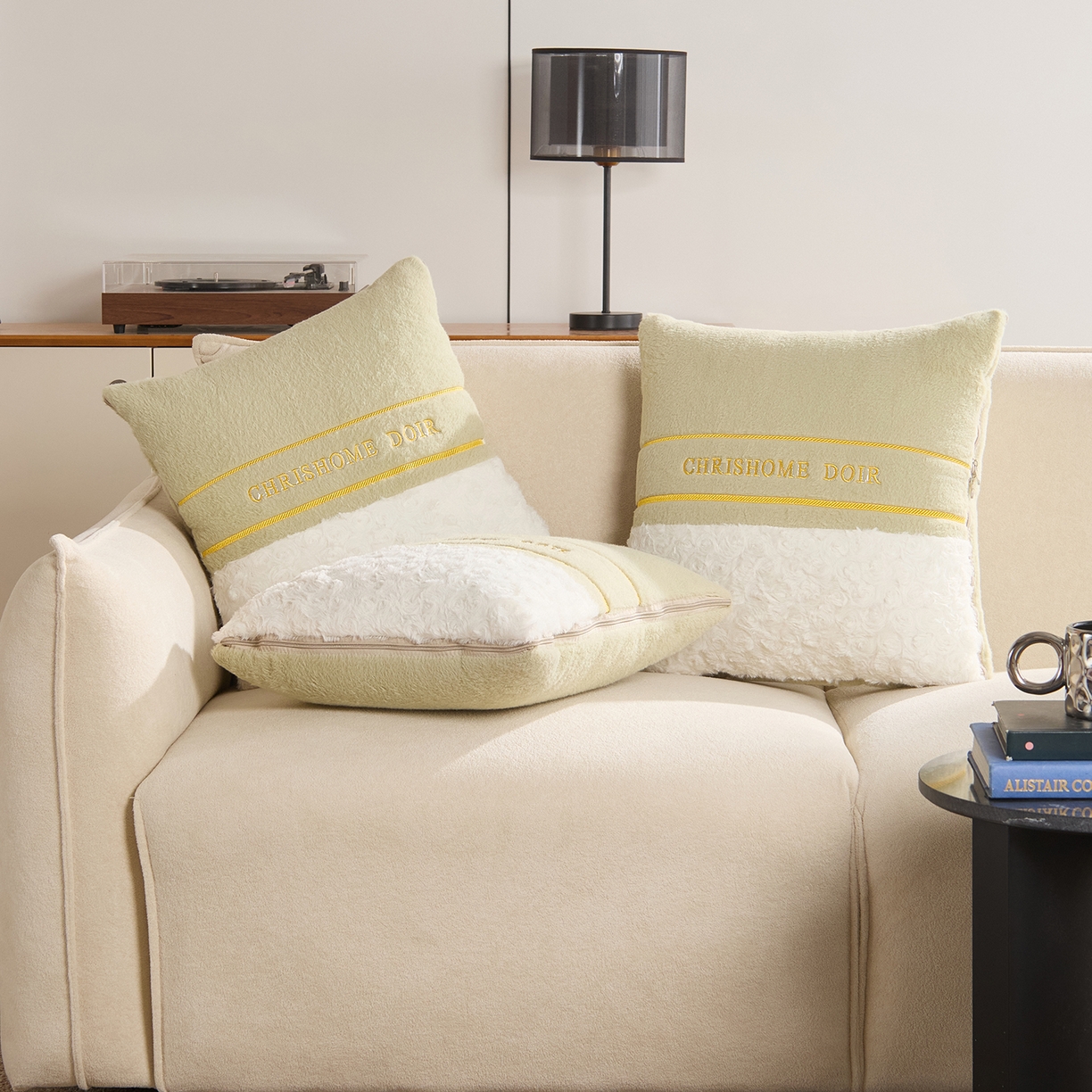 91家纺网 家纺一手货源 找家纺 金喜 2025新款轻奢小香风牛奶绒抱枕靠枕牛奶绒盖毯多功能抱枕被拼色字母款 拼接字母-绿白