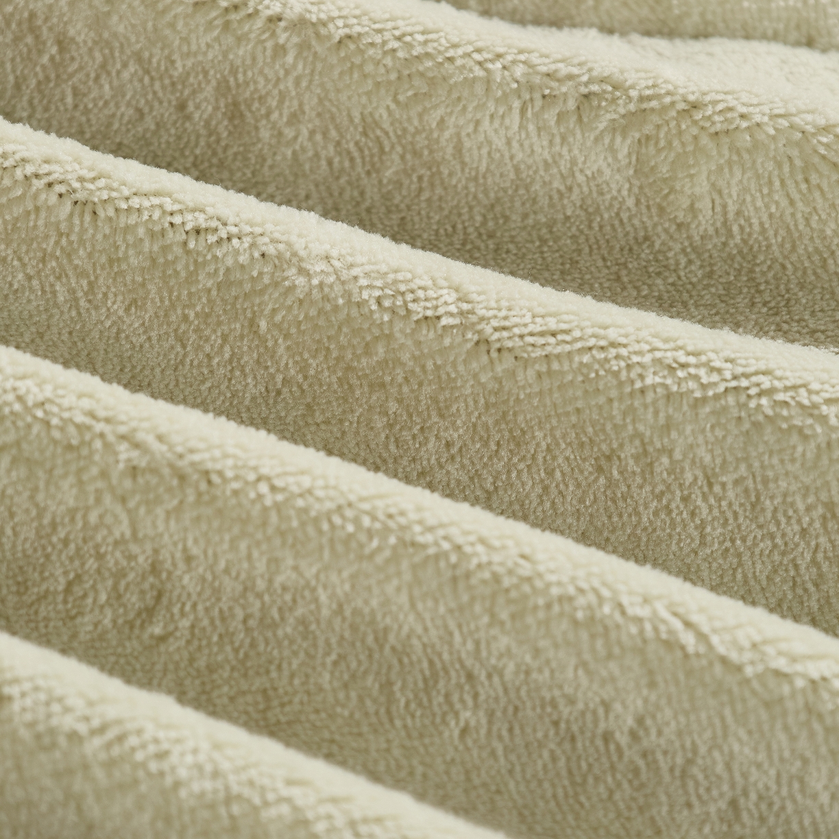 91家纺网 家纺一手货源 找家纺 金喜 2025新款轻奢小香风牛奶绒抱枕靠枕牛奶绒盖毯多功能抱枕被拼色字母款 拼接字母-绿白