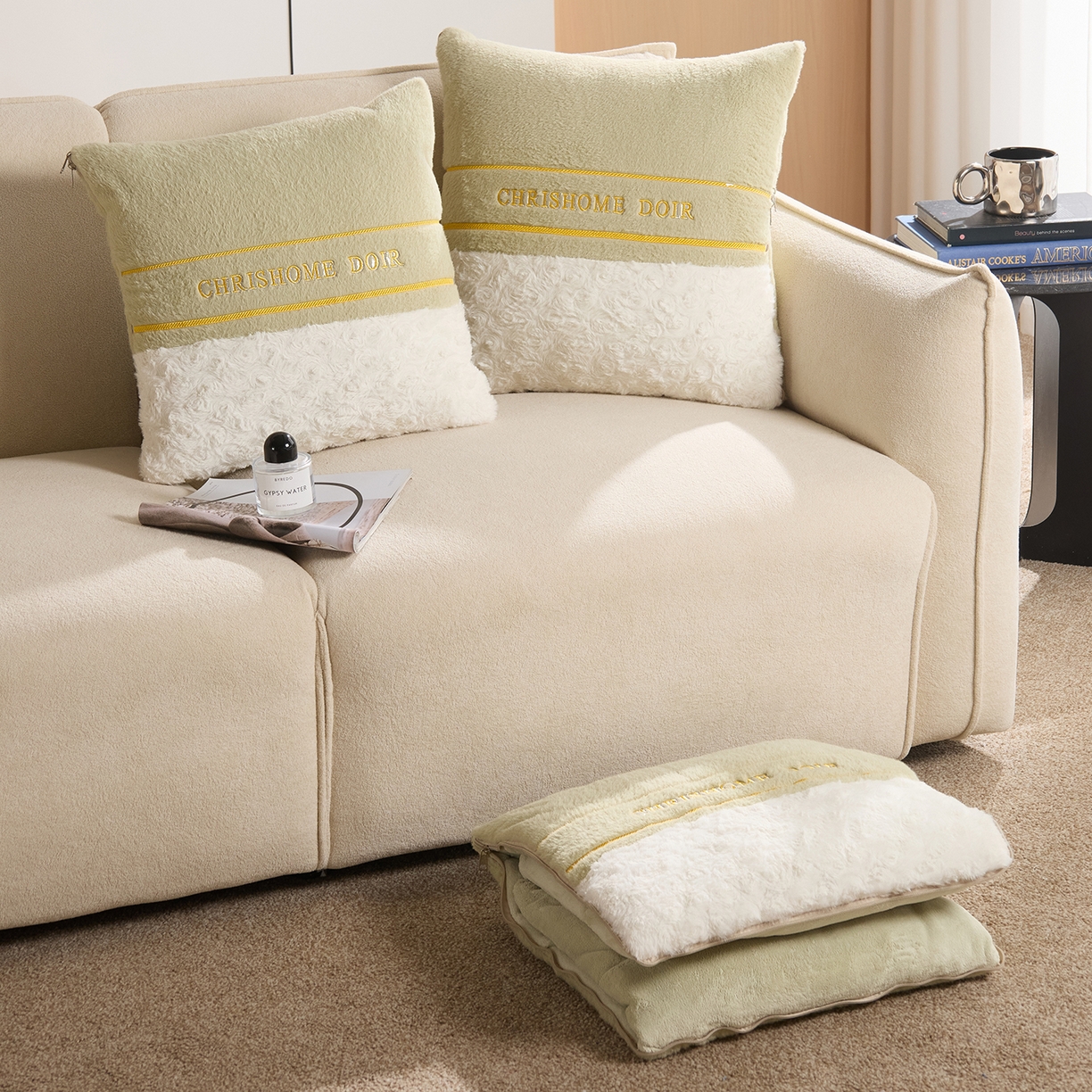 91家纺网 家纺一手货源 找家纺 金喜 2025新款轻奢小香风牛奶绒抱枕靠枕牛奶绒盖毯多功能抱枕被拼色字母款 拼接字母-绿白