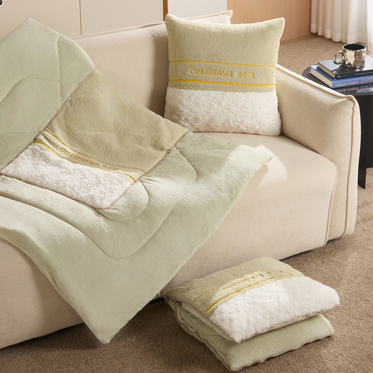 91家纺网 家纺一手货源 找家纺 金喜 2025新款轻奢小香风牛奶绒抱枕靠枕牛奶绒盖毯多功能抱枕被拼色字母款 拼接字母-绿白