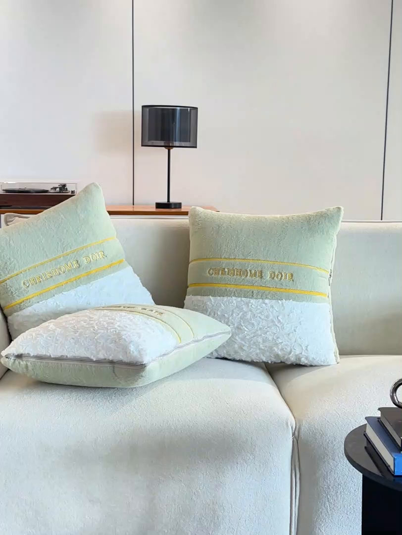 91家纺网 家纺一手货源 找家纺 金喜 2025新款轻奢小香风牛奶绒抱枕靠枕牛奶绒盖毯多功能抱枕被拼色字母款 拼接字母-绿白