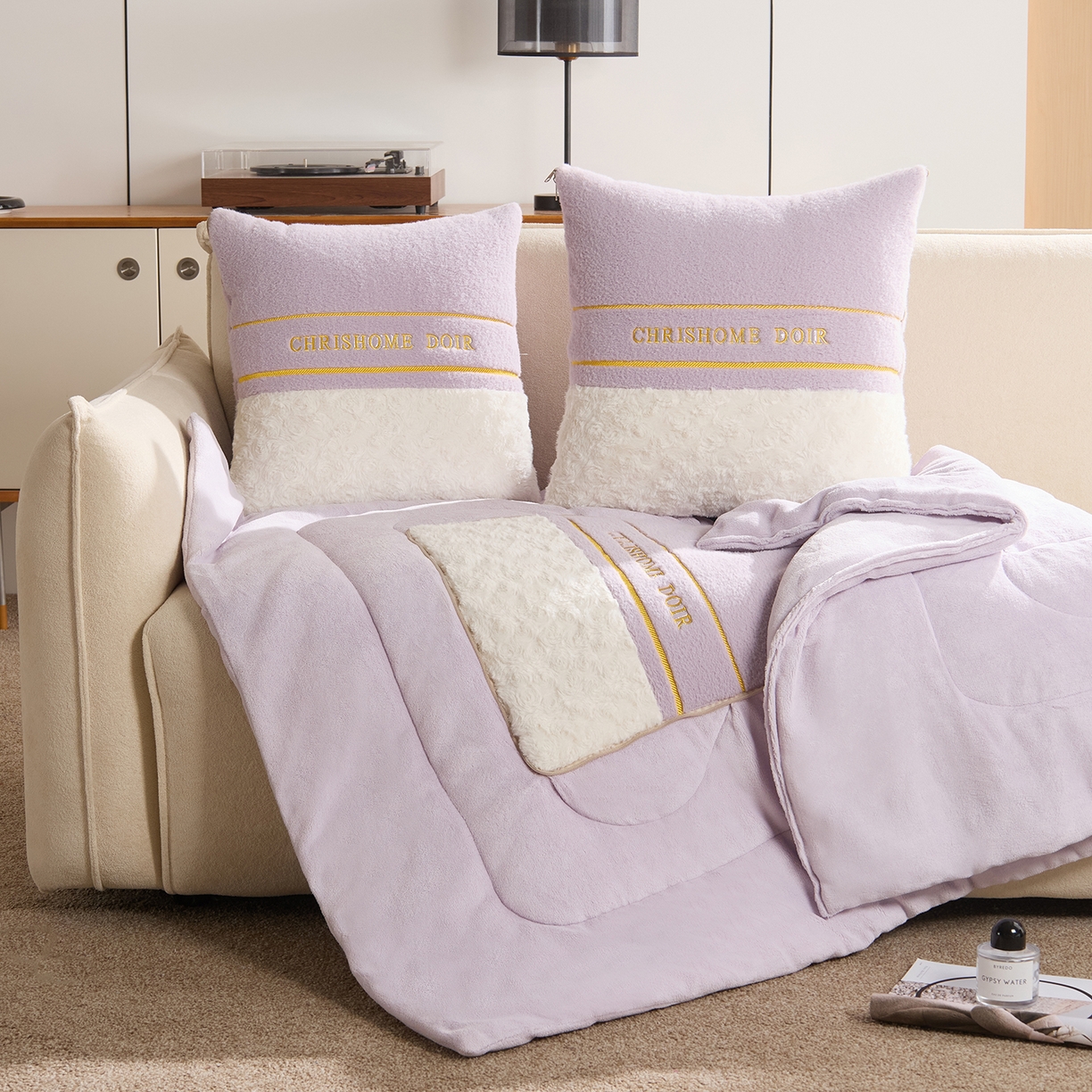 91家纺网 家纺一手货源 找家纺 金喜 2025新款轻奢小香风牛奶绒抱枕靠枕牛奶绒盖毯多功能抱枕被拼色字母款 拼接字母-紫白