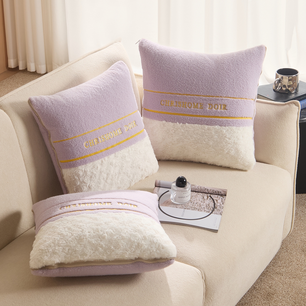 91家纺网 家纺一手货源 找家纺 金喜 2025新款轻奢小香风牛奶绒抱枕靠枕牛奶绒盖毯多功能抱枕被拼色字母款 拼接字母-紫白