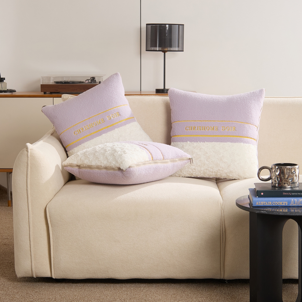 91家纺网 家纺一手货源 找家纺 金喜 2025新款轻奢小香风牛奶绒抱枕靠枕牛奶绒盖毯多功能抱枕被拼色字母款 拼接字母-紫白