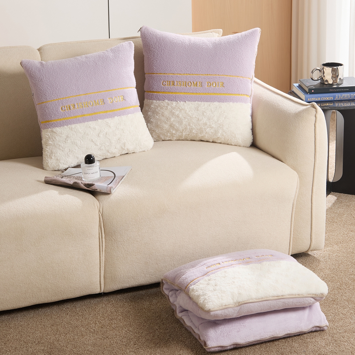 91家纺网 家纺一手货源 找家纺 金喜 2025新款轻奢小香风牛奶绒抱枕靠枕牛奶绒盖毯多功能抱枕被拼色字母款 拼接字母-紫白