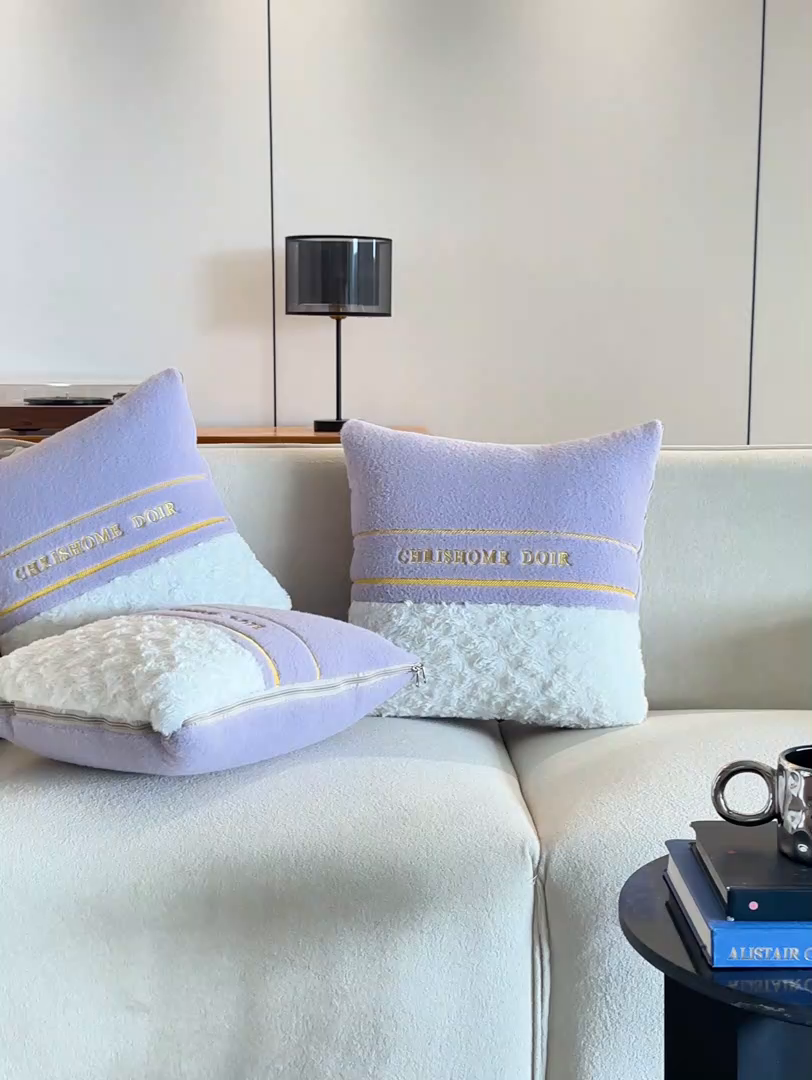 91家纺网 家纺一手货源 找家纺 金喜 2025新款轻奢小香风牛奶绒抱枕靠枕牛奶绒盖毯多功能抱枕被拼色字母款 拼接字母-紫白