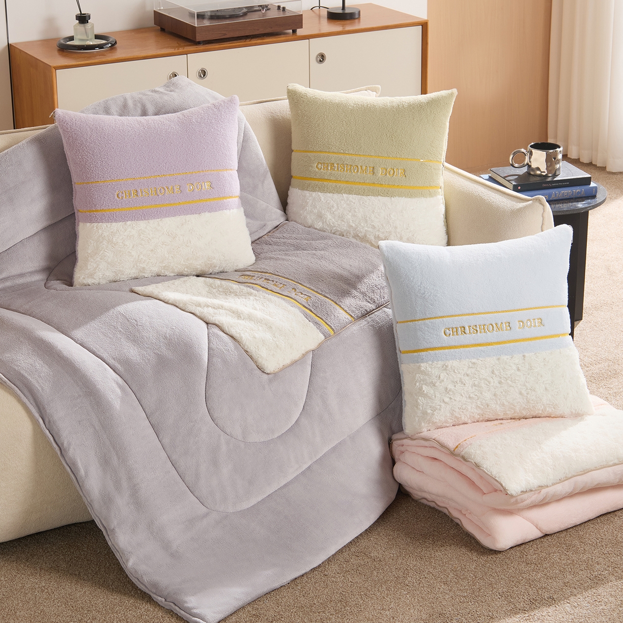 金喜 2025新款轻奢小香风牛奶绒抱枕靠枕牛奶绒盖毯多功能抱枕被拼色字母款 组合图仅供参考不可下单