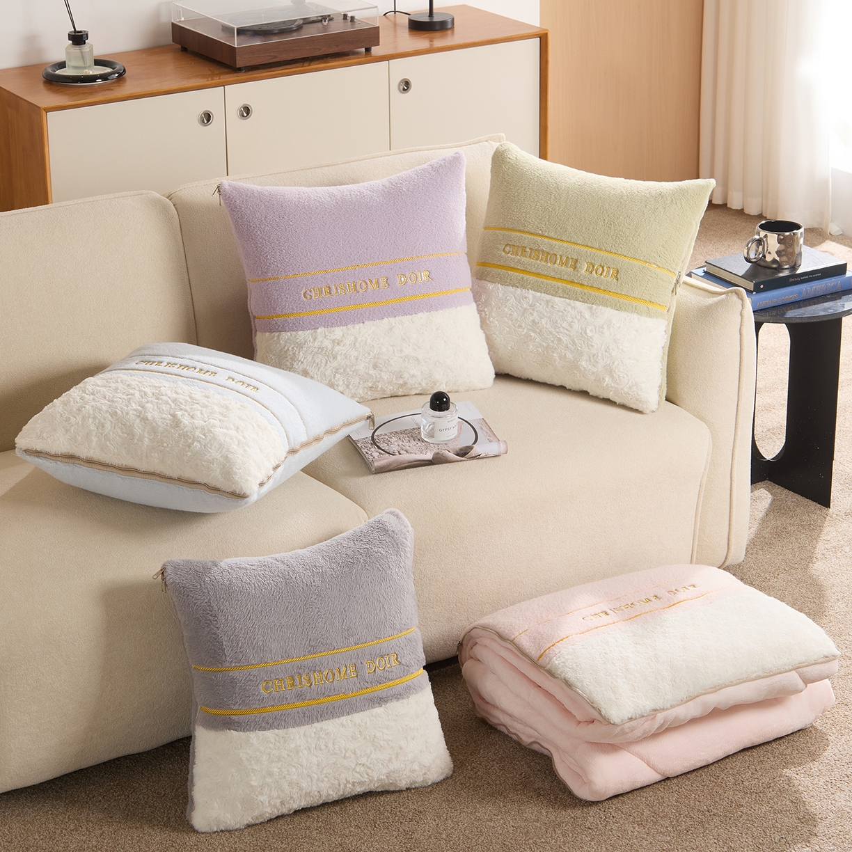 91家纺网 家纺一手货源 找家纺 金喜 2025新款轻奢小香风牛奶绒抱枕靠枕牛奶绒盖毯多功能抱枕被拼色字母款 组合图仅供参考不可下单