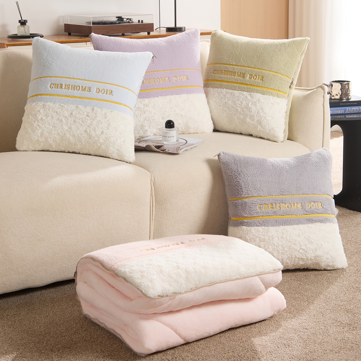 91家纺网 家纺一手货源 找家纺 金喜 2025新款轻奢小香风牛奶绒抱枕靠枕牛奶绒盖毯多功能抱枕被拼色字母款 组合图仅供参考不可下单