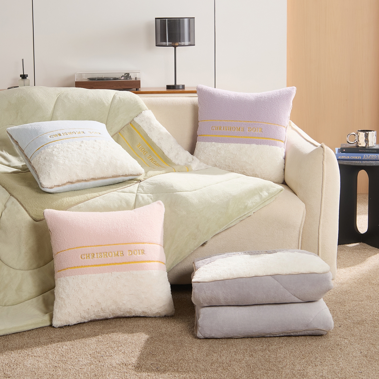 91家纺网 家纺一手货源 找家纺 金喜 2025新款轻奢小香风牛奶绒抱枕靠枕牛奶绒盖毯多功能抱枕被拼色字母款 组合图仅供参考不可下单